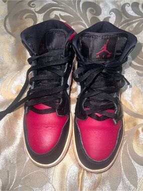 Air Jordan 1 Mid GS Noble Red Bred Toe Size 7Y / Women 8.5